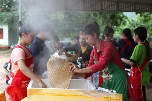 Vỡ đập thủy điện tại Lào: “Nước lên nhanh nên không kịp mang gì hết“ - 5
Chuẩn bị suất ăn cho người sơ tán