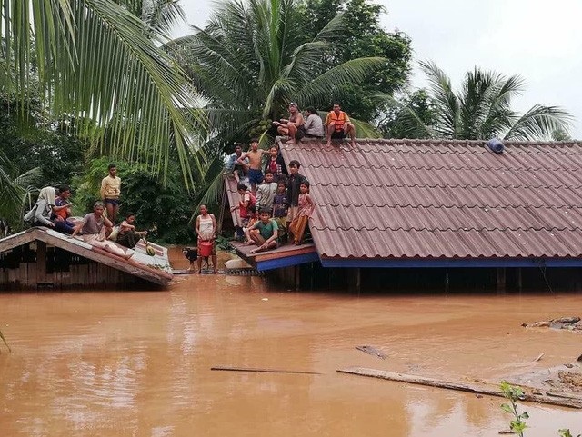 Bộ TN-MT: Vỡ đập thuỷ điện ở Lào không tác động đáng kể tới Việt Nam - 1 Hiện con số chính xác về số người thiệt mạng và mất tích vẫn chưa được công bố chính thức. Hơn 1.300 hộ gia đình đã bị ảnh hưởng do sự cố vỡ đập Xepian-Xe Nam Noy. (Ảnh: EPA)