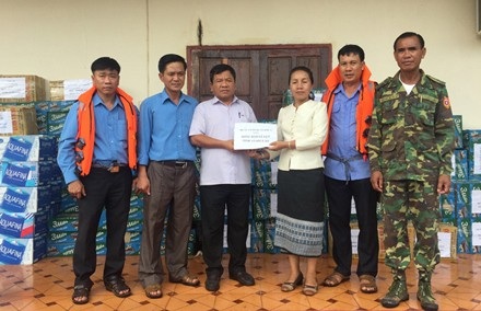 Bộ Quốc phòng điều gần 1.000 chiến sĩ sang Lào ứng cứu vụ vỡ đập thuỷ điện - 2 Người dân Lào nhận hàng cứu trợ từ quân đội Việt Nam.