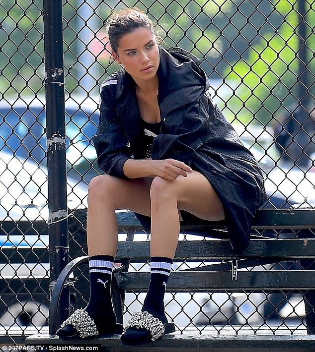Adriana Lima đẹp cá tính và quyến rũ trong buổi chụp hình - 2
Siêu mẫu người Brazil trông năng động và rất trẻ trung