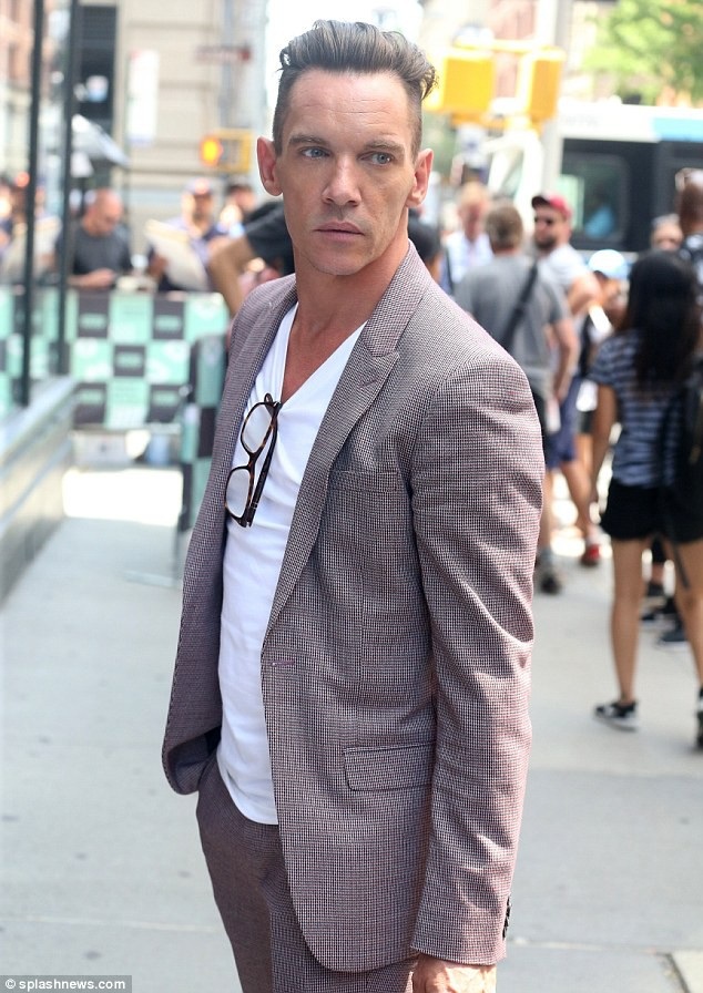 Jonathan Rhys Meyers tái xuất điển trai sau vụ gây rối trên máy bay vì say xỉn - 3
Trả lời phỏng vấn, tài tử 41 tuổi thừa nhận anhphạm sai lầm khi uống rượu dẫn tới mất tỉnh táo