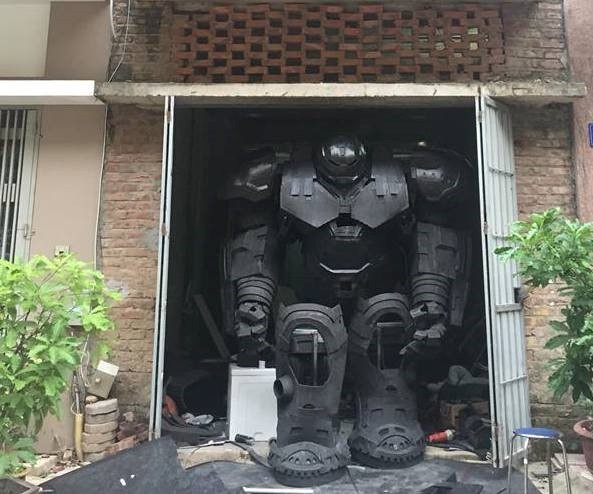 9x kiếm trăm triệu mỗi tháng nhờ "chế" mô hình rô bốt khổng lồ - 7 Mô hình robot màu đen có chiều cao tới 3 m, nặng 35 kg do Mười và nhóm bạn thực hiện