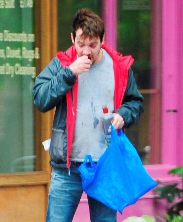 Jonathan Rhys Meyers tái xuất điển trai sau vụ gây rối trên máy bay vì say xỉn - 7
Jonathan Rhys Meyers có tiền sử nghiện rượu nhưng anh đã cố gắng cai nghiện trong vài năm nay. Jonathan nói thêm anh đang cố gắng cai nghiện thuốc lá để làm tấm gương sáng cho con.