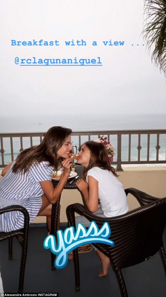 Dáng vóc săn chắc của siêu mẫu nội y Alessandra Ambrosio - 7
Tuy nhiên ưu tiên hàng đầu của cô vẫn là 1 cậu con trai và 1 cô con gái đáng yêu.