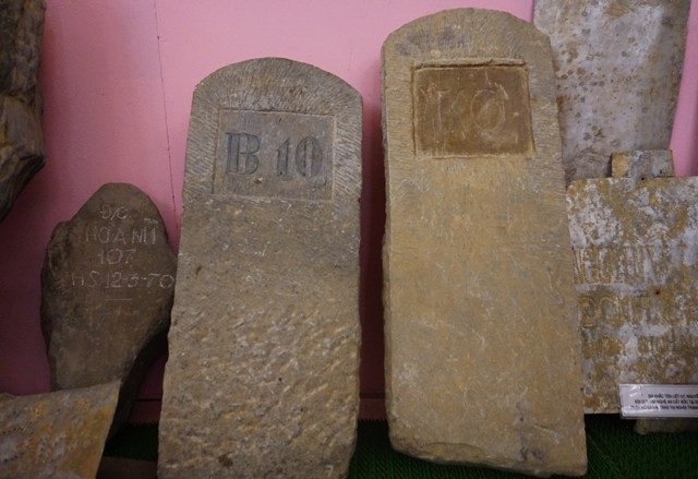 Buốt nhói những tấm bia mộ liệt sĩ được "mã hóa" - 7 Những tấm bia bằng đá được đục, khắc rất kỳ công nhưng chỉ có những ký hiệu như B10, K6... Những kí tự này hiện đang là ẩn số cần được giải mã.