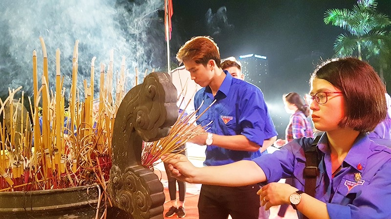 Gần 1.000 Đoàn viên, thanh niên Thủ đô thắp nến tri ân các anh hùng liệt sĩ - 4 Gần 1.000 Đoàn viên, thanh niên Thủ đô thắp nến tri ân các anh hùng liệt sĩ - 4