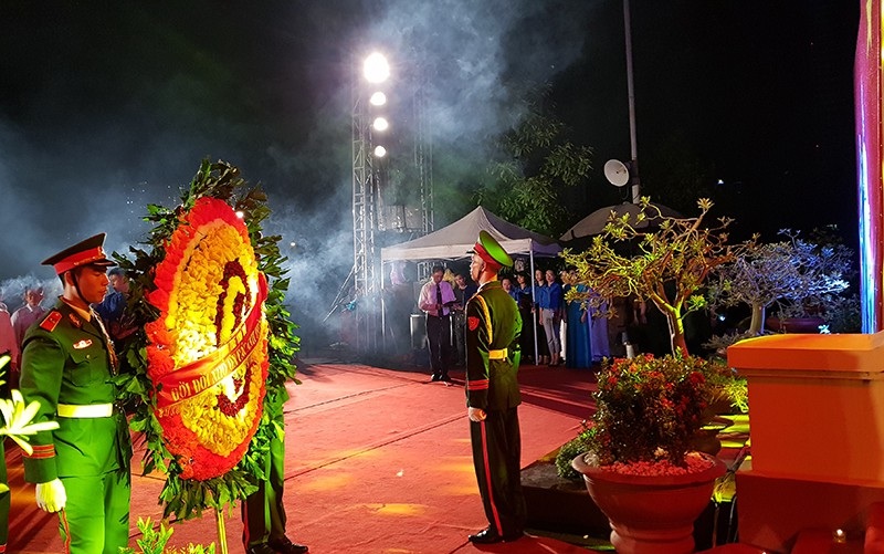 Gần 1.000 Đoàn viên, thanh niên Thủ đô thắp nến tri ân các anh hùng liệt sĩ - 1
Không khí trang nghiêm, xúc động tưởng nhớ đến những người đã hi sinh vì Tổ quốc.