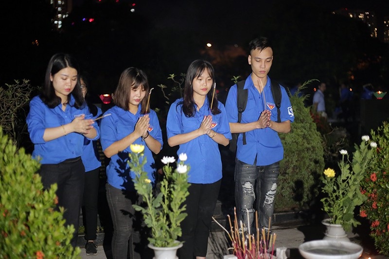 Gần 1.000 Đoàn viên, thanh niên Thủ đô thắp nến tri ân các anh hùng liệt sĩ - 3
Đoàn viên thanh niên dâng hương tri ân tại các phần mộ Anh hùng liệt sĩ tại Nghĩa trang Mai Dịch.