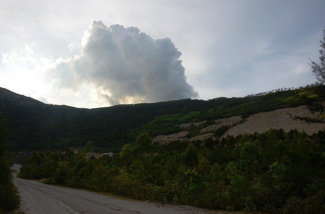 Cả một khu vực núi ở mỏ đá Linh Thành bị khai thác tan nát