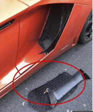 Chó va trúng Lamborghini, chủ phải đền 155 triệu đồng - 2 Các lỗ thông hơi bên hông của chiếc xe đã bị hư hại khi nó đâm vào con chó. (Nguồn: Thepaper.cn)