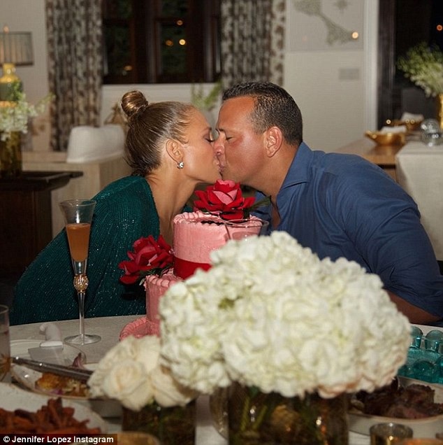 49 tuổi, Jennifer Lopez vẫn sở hữu dáng vóc “vạn người mê” - 4
Jennifer và bạn trai, Alex Rodriguez, khóa môi trong ngày sinh nhật.