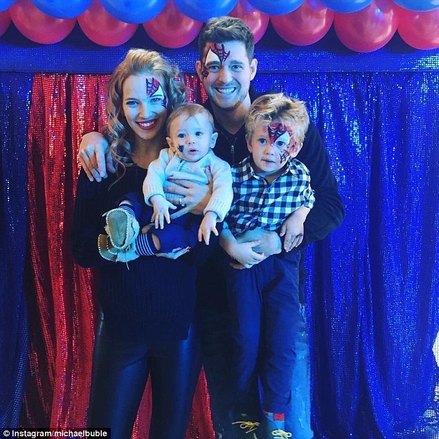 Vợ chồng Michael Bublé đón đứa con thứ ba - 4
Năm 2016, Michael đau đớn khi phát hiện con trai lớn, bé Noah, bị ung thư dạ dày.