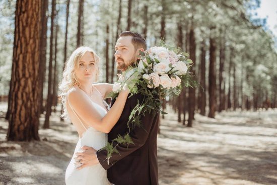 Chú rể bàng hoàng khi cô dâu "bị đánh tráo" trong lễ cưới - 2 Chú rể Val Zherelyev và cô dâu Heidi học chung cùng nhau ở trường cấp 3. Sau 5 năm hẹn hò, cuối cùng vào ngày 30/6 vừa qua, hai người đã chính thức về một nhà.