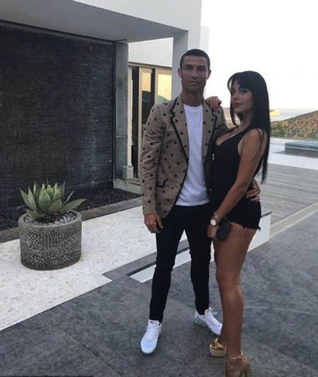 Không sợ án tù, C.Ronaldo nhởn nhơ âu yếm bồ xinh - 1 CR7 vui vẻ chia sẻ giây phút ngọt ngào bên bạn gái