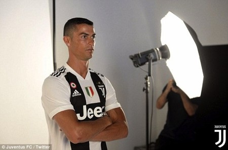 Không sợ án tù, C.Ronaldo nhởn nhơ âu yếm bồ xinh - 2 C.Ronaldo rất hứng khởi với khởi đầu mới tại Juventus