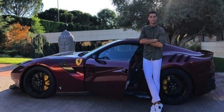 Không sợ án tù, C.Ronaldo nhởn nhơ âu yếm bồ xinh - 3 Chuyện tiền bạc không phải vấn đề lớn đối với CR7