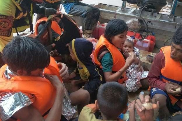 Đội cứu hộ Thái Lan giải cứu bé trai qua dòng lũ xiết ở Lào - 2
Đội tình nguyện Thái Lan đã giải cứu 14 người trong đó có nhiều trẻ em. (Ảnh: MSN)