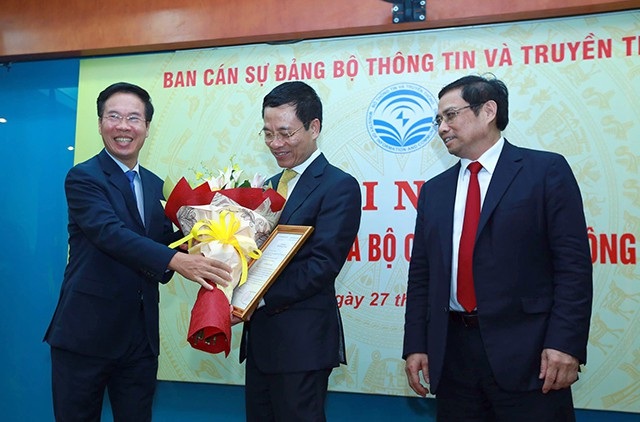 
Trưởng Ban Tổ chức TƯ Phạm Minh Chính và Trưởng Ban Tuyên giáo TƯ Võ Văn Thưởng trao quyết định và tặng hoa chúc mừng Thiếu tướng Nguyễn Mạnh Hùng
