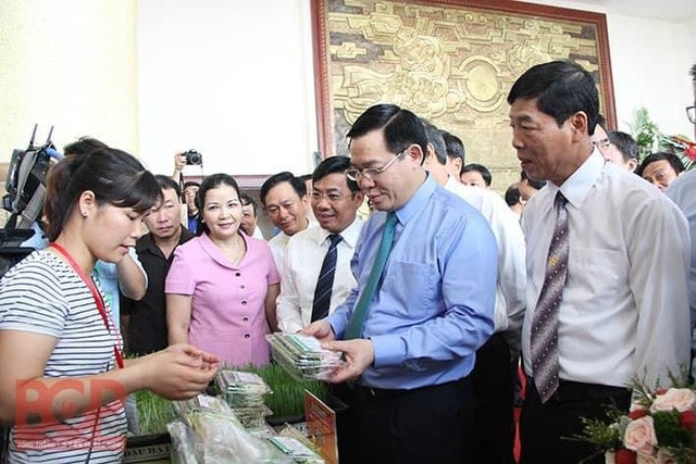 Vụ vải thiều thành công nhất trong lịch sử, Chủ tịch tỉnh Bắc Giang tri ân báo chí! - 4
Phó Thủ tướng Chính phủ Vương Đình Huệ và các đại biểu tham quan các mặt hàng nông sản chủ lực, đặc trưng của tỉnh Bắc Giang.