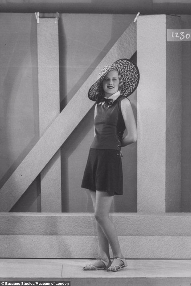 Thiết kế đồ bơi này trông như... váy công sở.