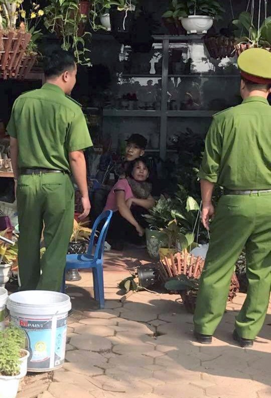 Trần Đức Anh khống chế nữ điều dưỡng Lê Thị Hà tại cửa hàng hoa.