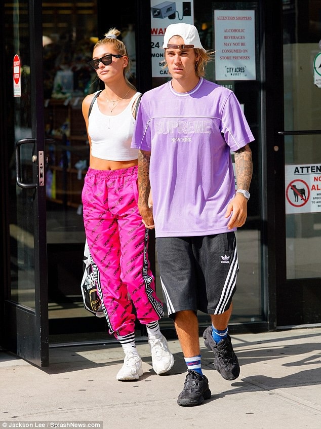 Justin Bieber âu yếm vợ tương lai trong quán cafe - 17
Sáng 28/7, cặp tình nhân trẻ tiếp tục nắm tay nhau đi mua sắm và ngắm phố phường tại New York, Mỹ. Justin không rời bạn gái xinh đẹp nửa bước và luôn cầm tay cô thật chặt.