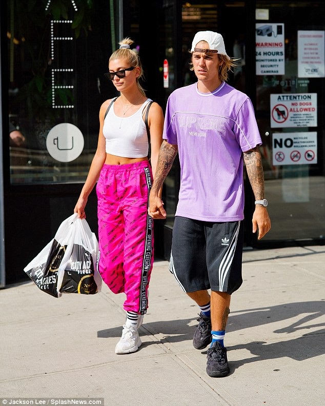 Justin Bieber âu yếm vợ tương lai trong quán cafe - 18
Một nguồn tin thân cận cho hay: “Justin hiện rất vui vẻ, hạnh phúc và kể với bạn bè về người phụ nữ quan trọng nhất cuộc đời anh lúc này. Justin thực sự rất yêu Hailey”.