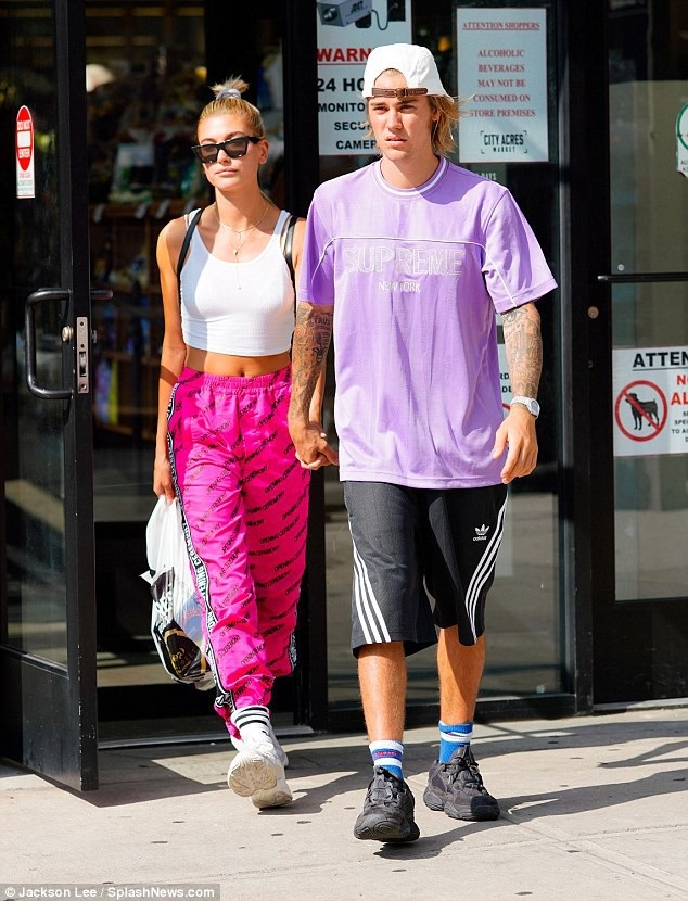 Justin Bieber âu yếm vợ tương lai trong quán cafe - 19
Một người bạn khác lại nói với tờ Entertainment Tonight: “Justin và Hailey thực sự rất ăn ý và đẹp đôi. Họ có cùng niềm tin và muốn có một tương lai dài bên nhau. Đã phải mất một khoảng thời gian họ mới quay lại với nhau nhưng hiện tại, cả hai đều trân trọng những gì mình đang có. Justin và Hailey muốn sớm trở thành vợ chồng”.