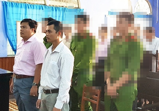 Cách chức 2 cán bộ công an, kiểm điểm một Phó Chánh Thanh tra Sở - 1
Hai nguyên cán bộ Quản lý thị trường Sóc Trăng tại phiên tòa.