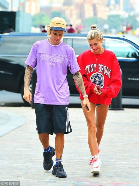 Justin Bieber âu yếm vợ tương lai trong quán cafe - 9
Đôi tình nhân trẻ cũng dành thời gian đi du lịch cùng nhau và rất quấn quýt.