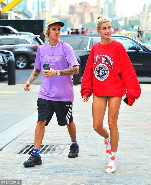 Justin Bieber âu yếm vợ tương lai trong quán cafe - 8
Kể từ khi công khai đính hôn với Hailey, Justin không ngại ngần thể hiện tình cảm với bạn gái ở những nơi công cộng.