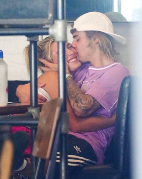 Justin Bieber âu yếm vợ tương lai trong quán cafe - 5
Tháng 6 vừa rồi, họ trở lại bên nhau sau khi Justin chia tay với Selena Gomez.