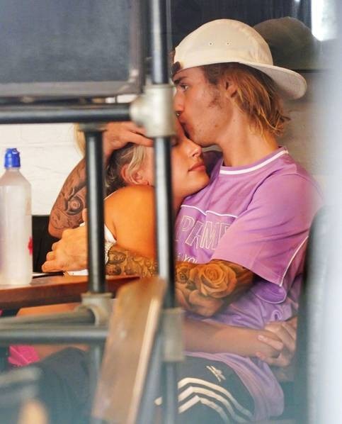 Justin Bieber âu yếm vợ tương lai trong quán cafe - 4
Justin và Hailey từng là bạn bè suốt nhiều năm trước khi họ quyết định làm tình nhân vào cuối năm 2016 và đầu năm 2017. Tuy nhiên, chỉ sau một thời gian hai người lại quyết định chia tay.