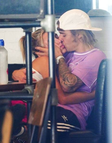 Justin Bieber âu yếm vợ tương lai trong quán cafe - 3
Cặp đôi mới đính hôn vào đầu tháng 7/2018 sau khi hò hẹn trở lại khoảng 1 tháng.