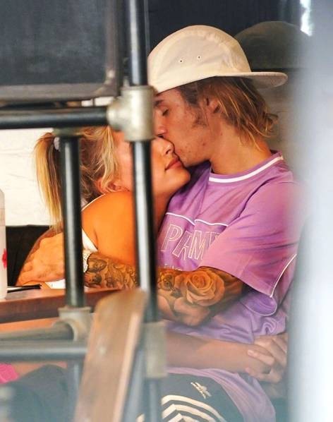 Justin Bieber âu yếm vợ tương lai trong quán cafe - 2
Jusitn liên tục âu yếm bạn gái và Hailey thực sự hạnh phúc khi ở trong vòng tay anh.