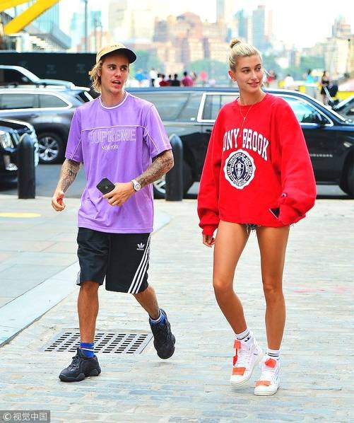 Justin Bieber âu yếm vợ tương lai trong quán cafe - 6
Việc cặp tình nhân trẻ đính hôn khi cả hai còn ít tuổi và mới tái hợp được 1 tháng khiến fan và truyền thông thực sự quan tâm.