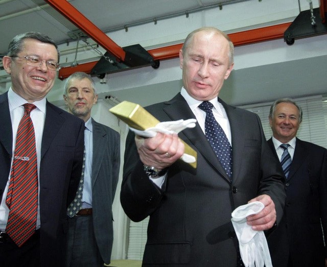 Tổng thống Nga Vladimir Putin cầm trên tay một thỏi vàng (Ảnh: Getty)