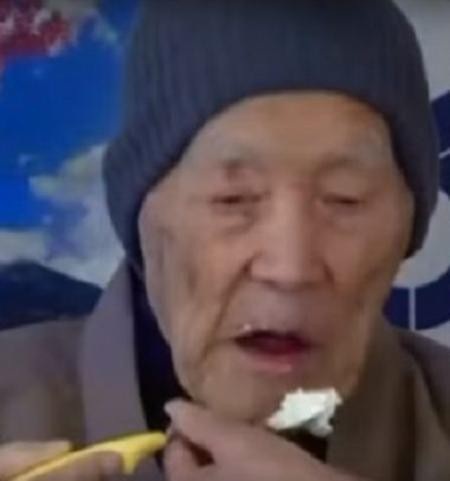 Cụ ông già nhất thế giới: 113 tuổi vẫn thích ăn kẹo - 1 Dù không còn răng nhưng cụ ông vẫn thích ăn đồ ngọt