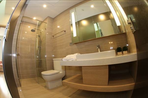 Khám phá văn hoá Hà Nội xưa trong lòng phố hiện đại - 12
Phòng tắm với nhiều trang thiết bị hiện đại.