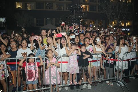 Người dân Sài Gòn háo hức chờ đón giây phút thắp sáng tòa tháp cao nhất Việt Nam. - 2 Người dân Sài Gòn háo hức chờ đón giây phút thắp sáng tòa tháp cao nhất Việt Nam. - 2