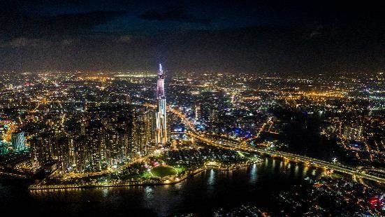 Người dân Sài Gòn háo hức chờ đón giây phút thắp sáng tòa tháp cao nhất Việt Nam. - 7 Người dân Sài Gòn háo hức chờ đón giây phút thắp sáng tòa tháp cao nhất Việt Nam. - 7