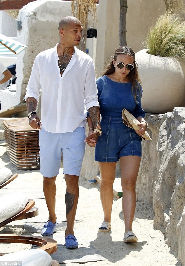 Con gái tỷ phú Topshop hạnh phúc đi nghỉ cùng bạn trai từng đi tù - 1
Con gái ông chủ hãng Topshop Chloe Green đang cùng bạn trai - người mẫu Jeremy Meeks đi nghỉ mát ở Mykonos, Hi Lạp