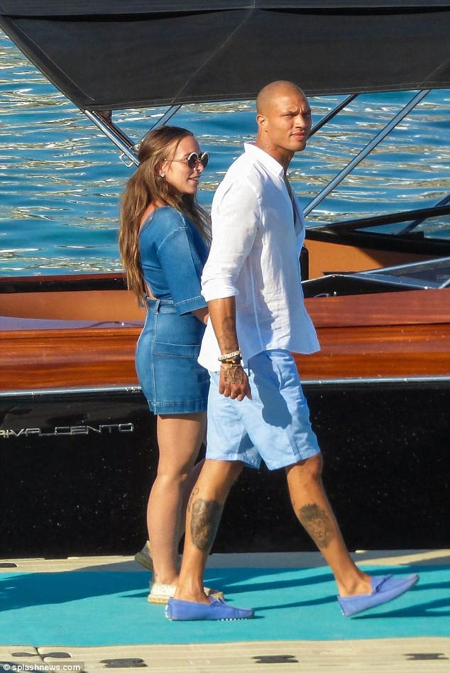 Con gái tỷ phú Topshop hạnh phúc đi nghỉ cùng bạn trai từng đi tù - 2
Chloe Green vừa sinh quý tử đầu lòng với bạn trai hồi tháng 6. Bạn trai cô thì đã có3 con riêng