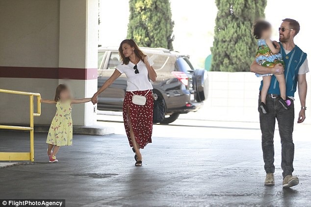 Tài tử La La Land và lần hiếm hoi xuất hiện bên hai con - 3