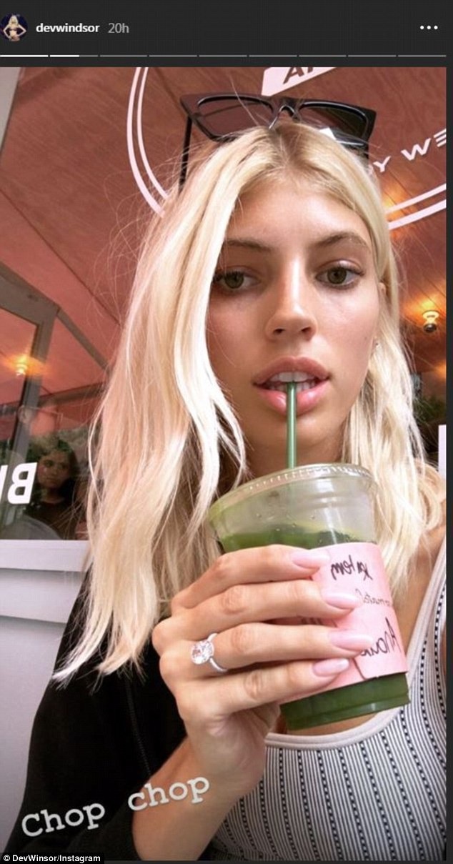 Siêu mẫu Victoria's Secret liên tục khoe nhẫn đính hôn khủng - 6
Cô sở hữu 1,2 triệu lượt theo dõi trên trang cá nhân Instagram
