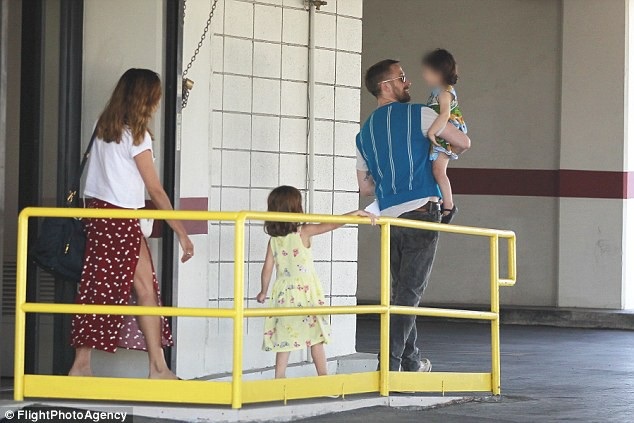 Tài tử La La Land và lần hiếm hoi xuất hiện bên hai con - 4