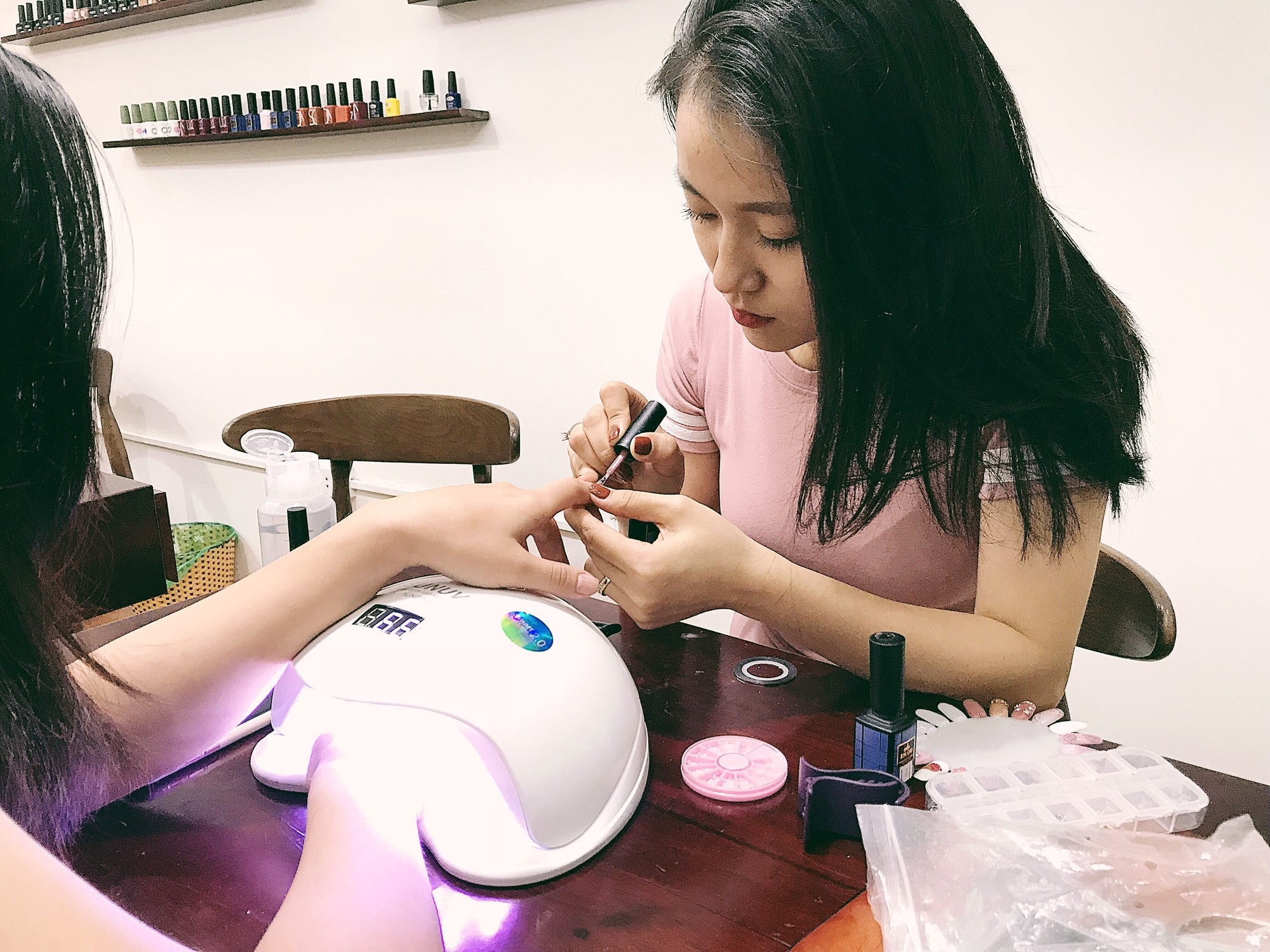 
Yêu thích nghệ thuật nhưng muốn cụ thể nó vào một việc nào đó có thể giúp bản thân có thu nhập tốt nên Oanh đã theo học làm móng tay (nail).
