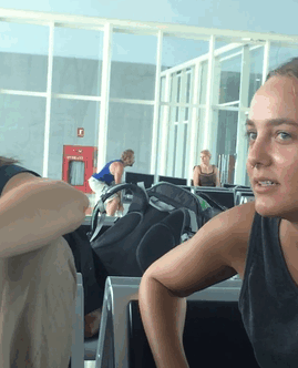 Khi đã đến giờ tập gym nhưng bạn vẫn bị kẹt lại sân bay