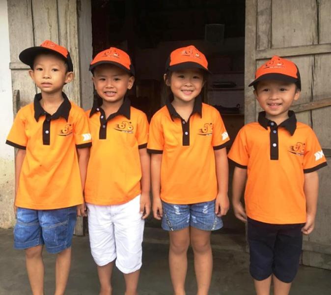Xúc động hình ảnh 4 học sinh khiêng mì tôm để tặng các bạn có hoàn cảnh khó khăn - 1 Chân dung 4 học sinh không ngại vất vả để đi tặng quà cho các bạn có hoàn cảnh khó khăn.