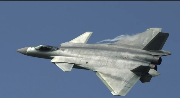 Đọ sức mạnh “Rồng dũng mãnh” J-20 và “Chim ăn thịt” F-22 - 1 Máy bay chiến đấu tàng hình J-20 của Trung Quốc (Ảnh: EPA)